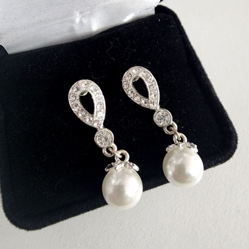 Dangling Pearl Earrings